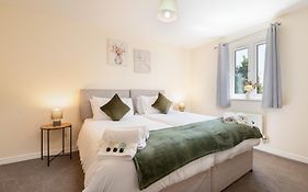 Spacious 4 Bedroom, Perfect For Contractors, Families, Private Parking