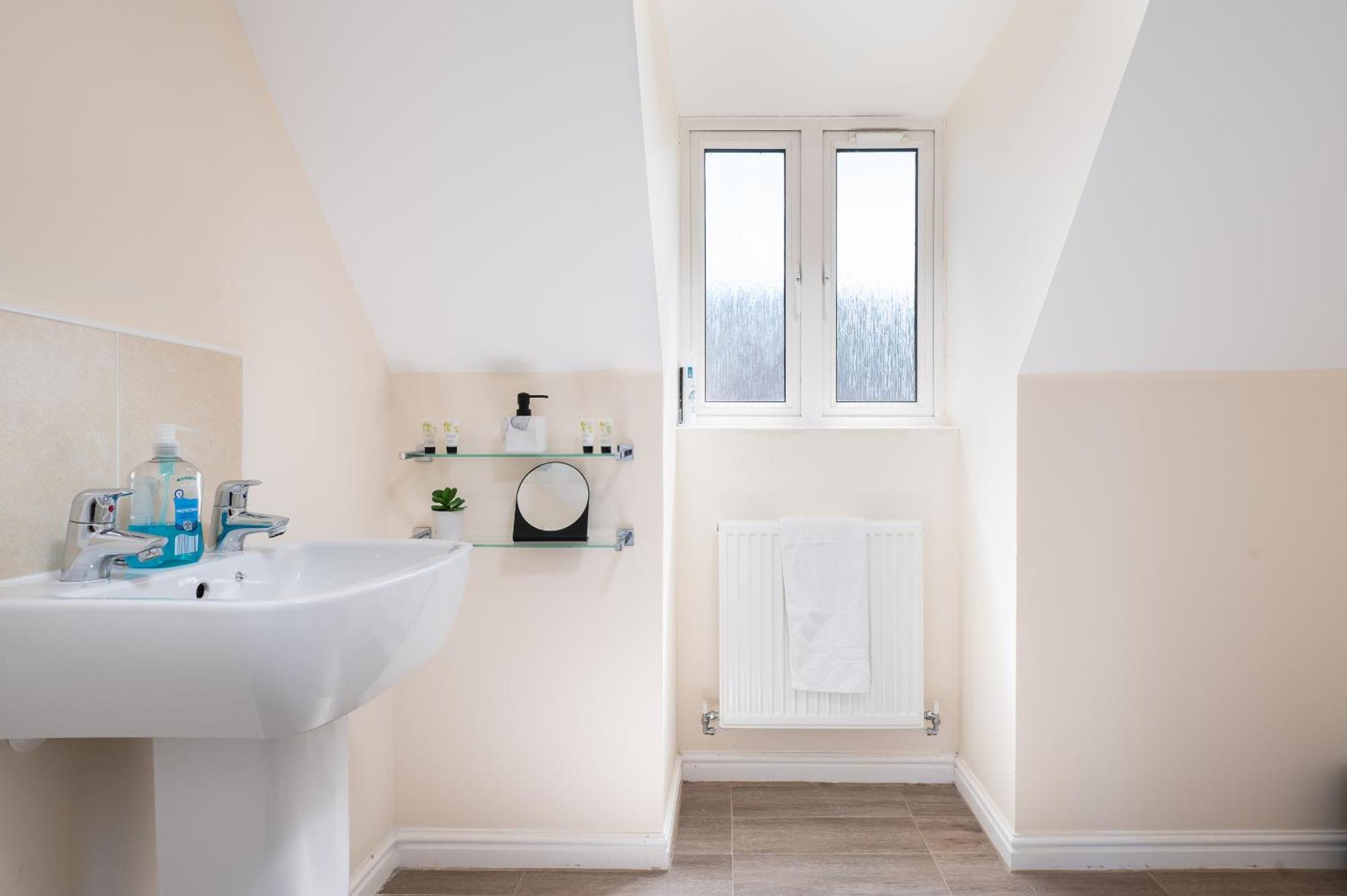 Spacious 4 Bedroom, Perfect For Contractors, Families, Private Parking Royal Wootton Bassett Exterior photo