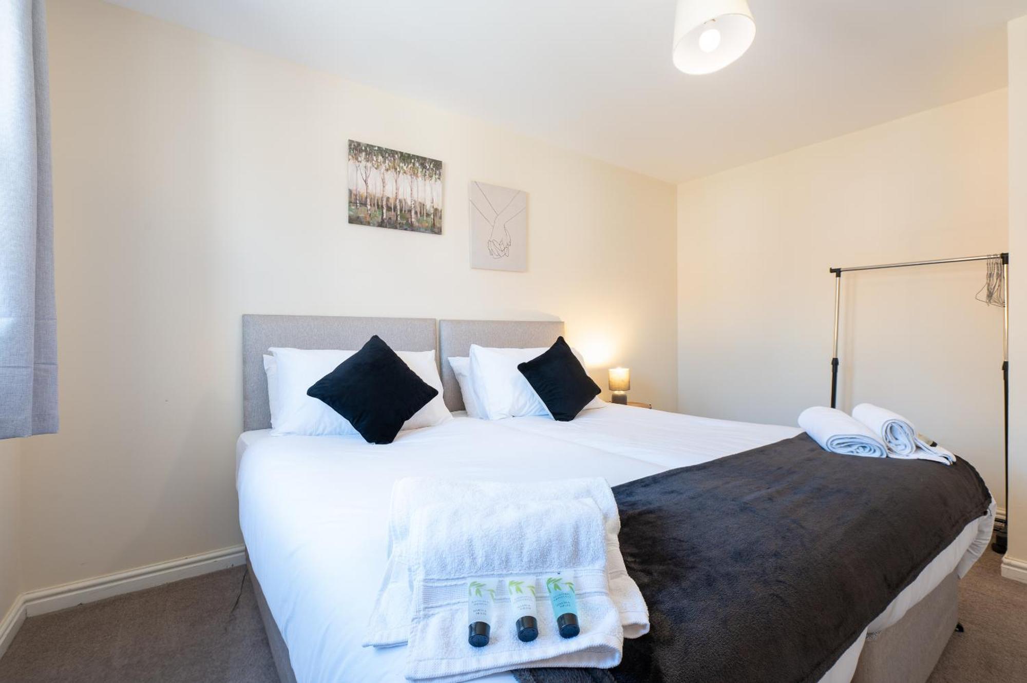 Spacious 4 Bedroom, Perfect For Contractors, Families, Private Parking Royal Wootton Bassett Exterior photo