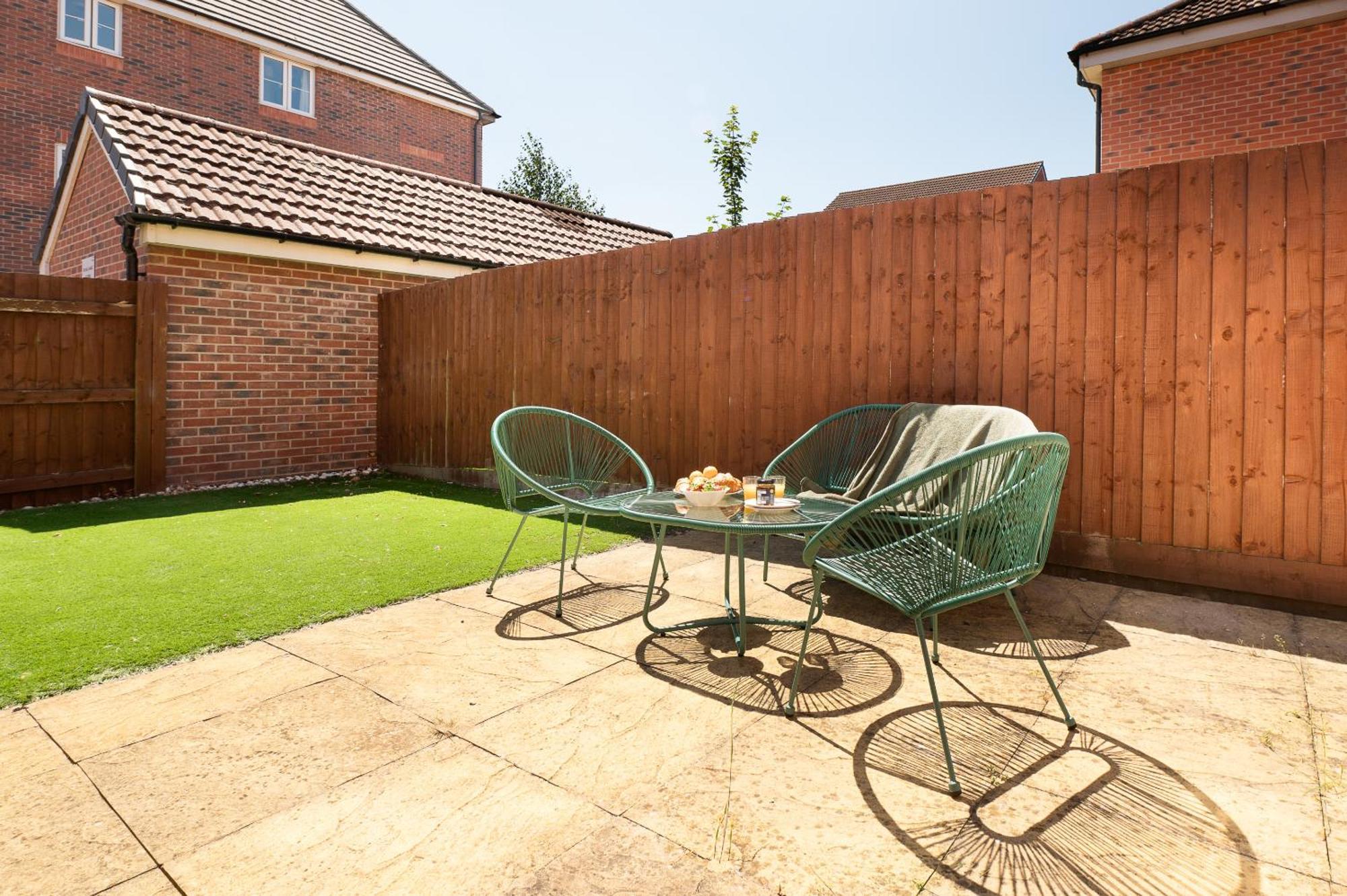 Spacious 4 Bedroom, Perfect For Contractors, Families, Private Parking Royal Wootton Bassett Exterior photo