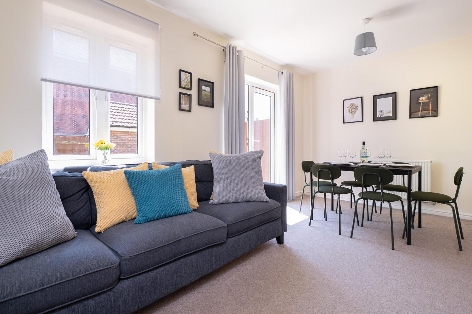 Spacious 4 Bedroom, Perfect For Contractors, Families, Private Parking Royal Wootton Bassett Exterior photo