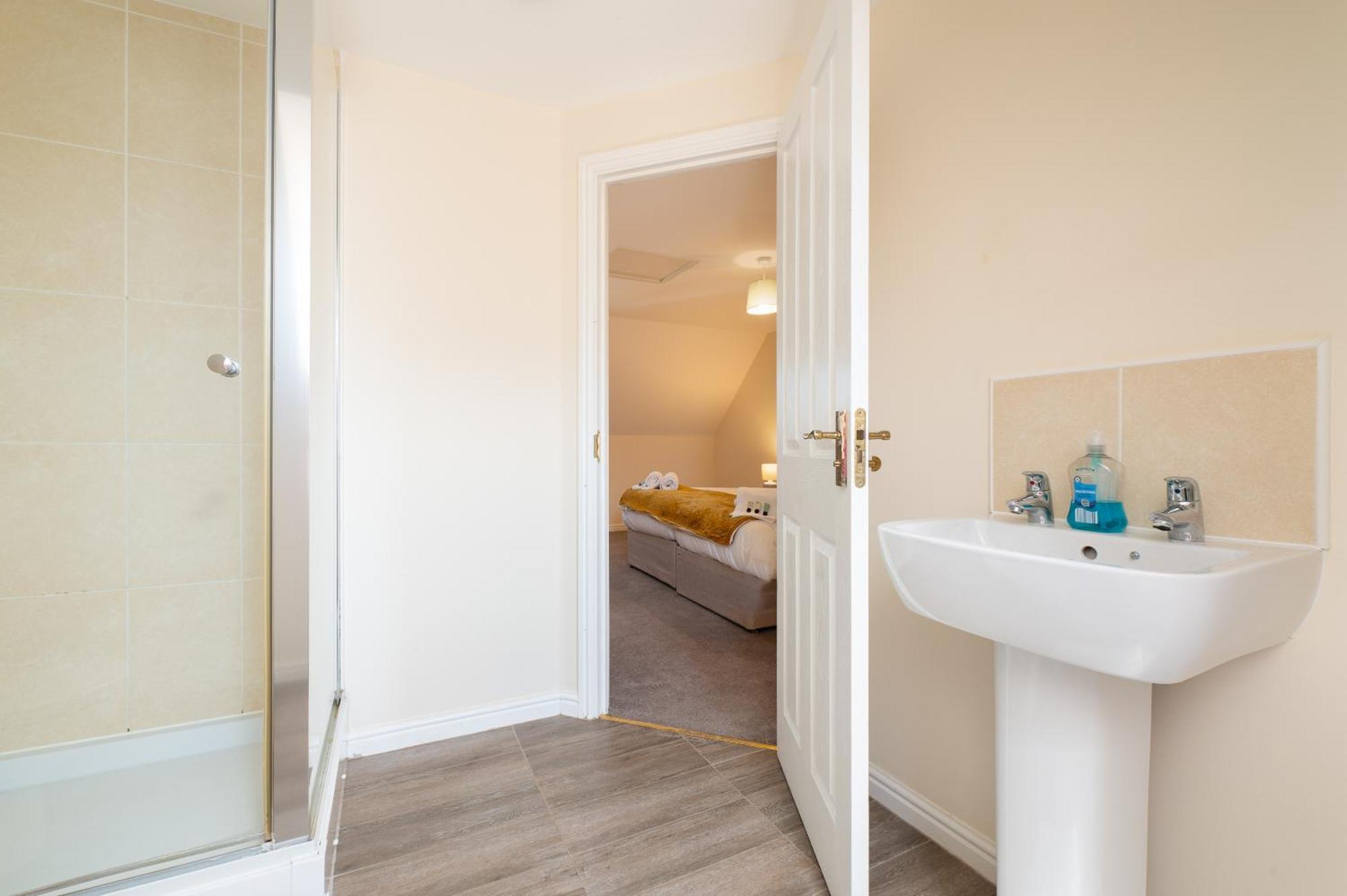 Spacious 4 Bedroom, Perfect For Contractors, Families, Private Parking Royal Wootton Bassett Exterior photo