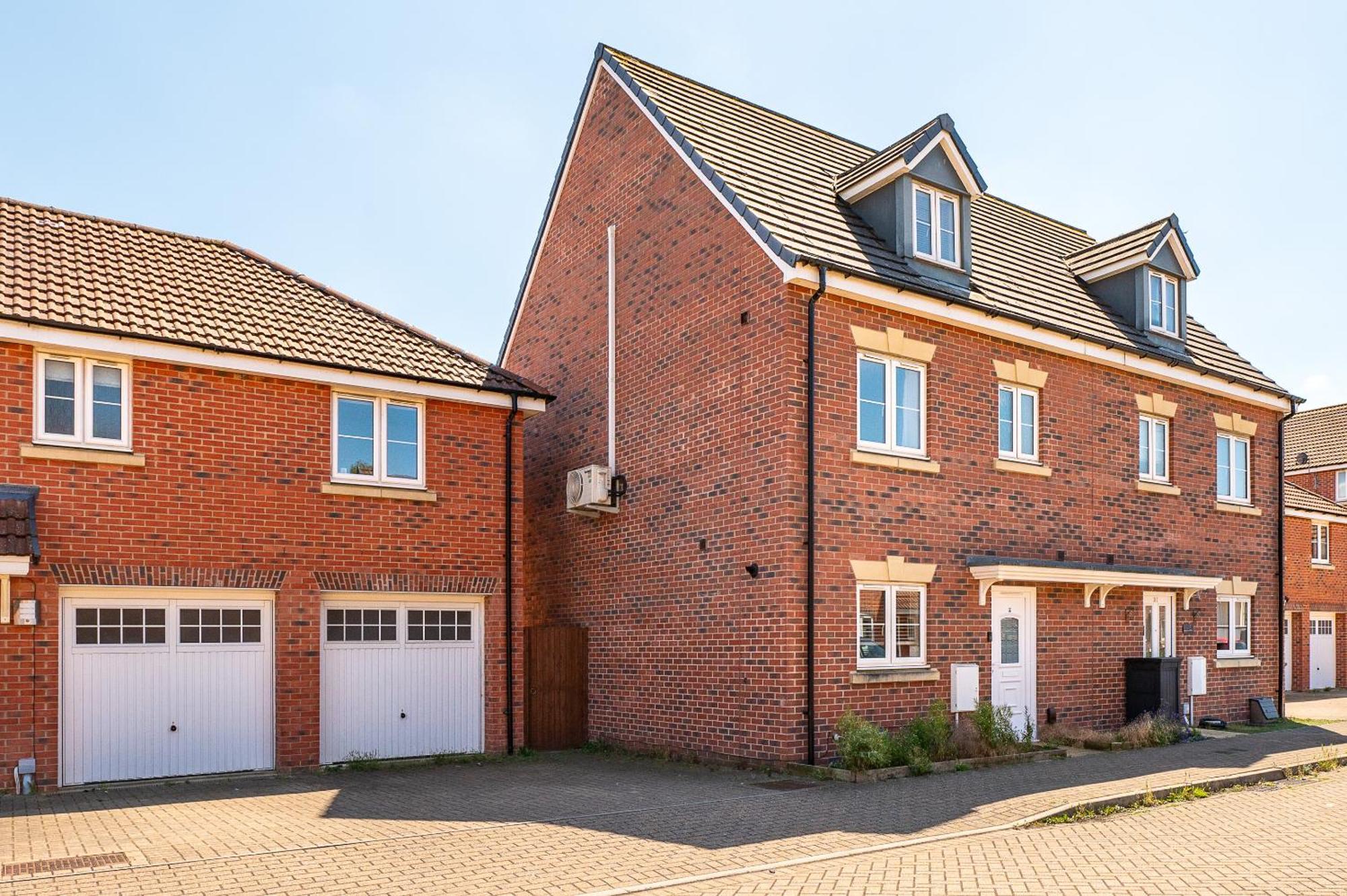 Spacious 4 Bedroom, Perfect For Contractors, Families, Private Parking Royal Wootton Bassett Exterior photo